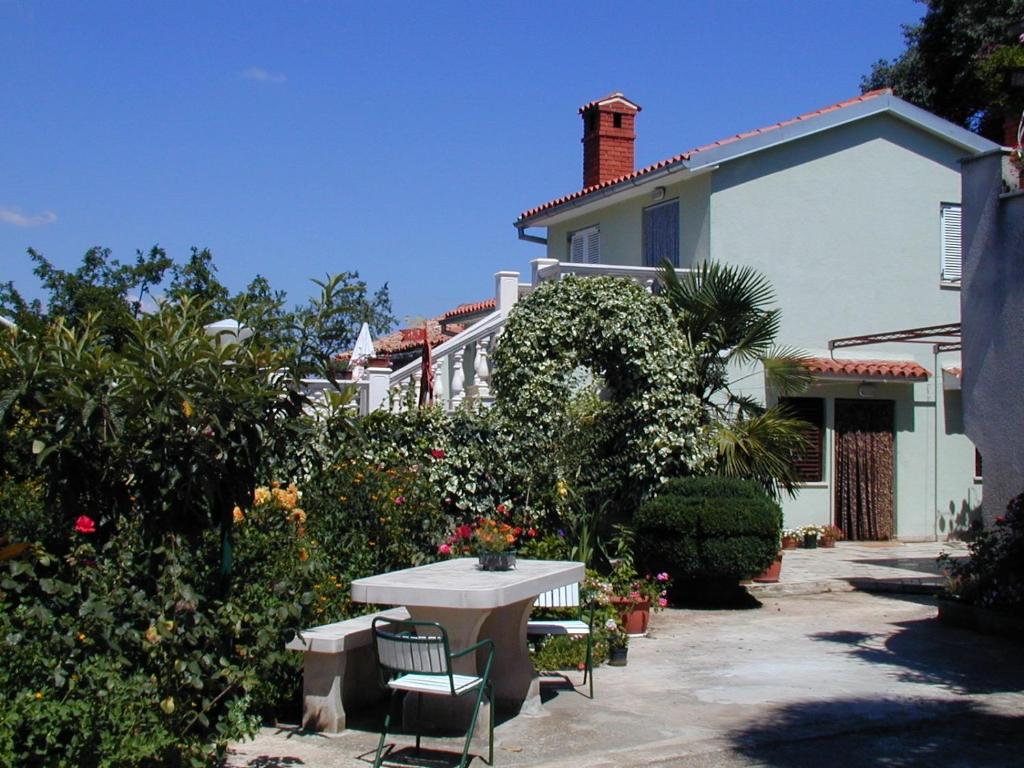 ein Tisch und Stühle vor einem Haus in der Unterkunft Apartments with a parking space Rakalj, Marcana - 15252 in Krnica