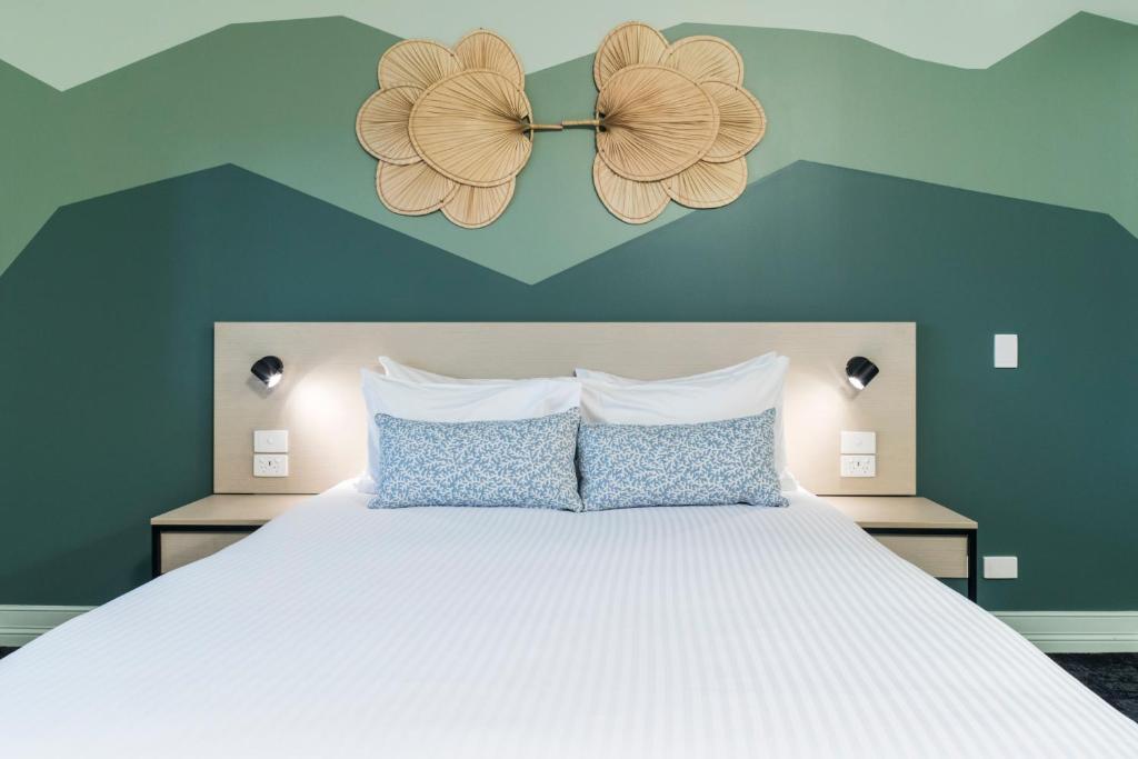 Postel nebo postele na pokoji v ubytování Nightcap at Atherton Hotel