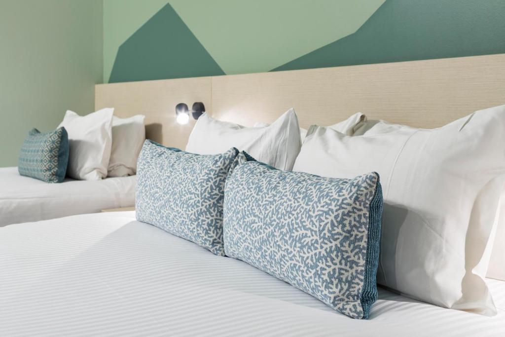 Nightcap at Atherton Hotel - Reina Y Estudio único