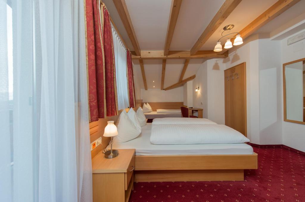 Postel nebo postele na pokoji v ubytování Hotel Garni Hochgruber