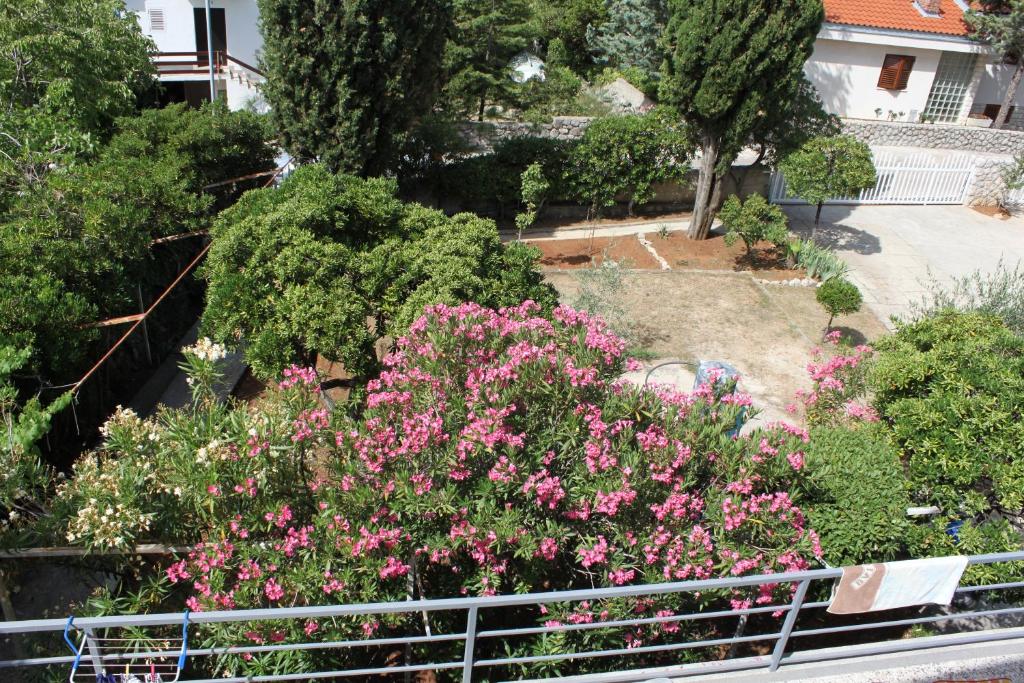 Vonkajšia záhrada v ubytovaní Apartments with parking spaces Krk - 15331