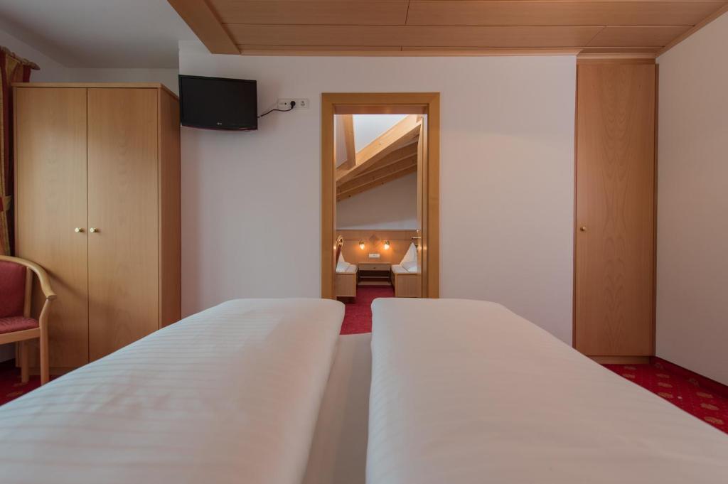 Postel nebo postele na pokoji v ubytování Hotel Garni Hochgruber