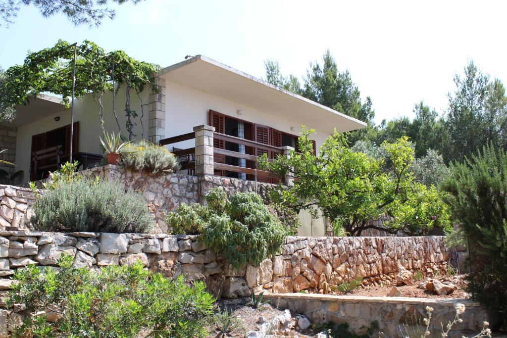 Vonkajšia záhrada v ubytovaní Seaside secluded apartments Zavala, Hvar - 15357