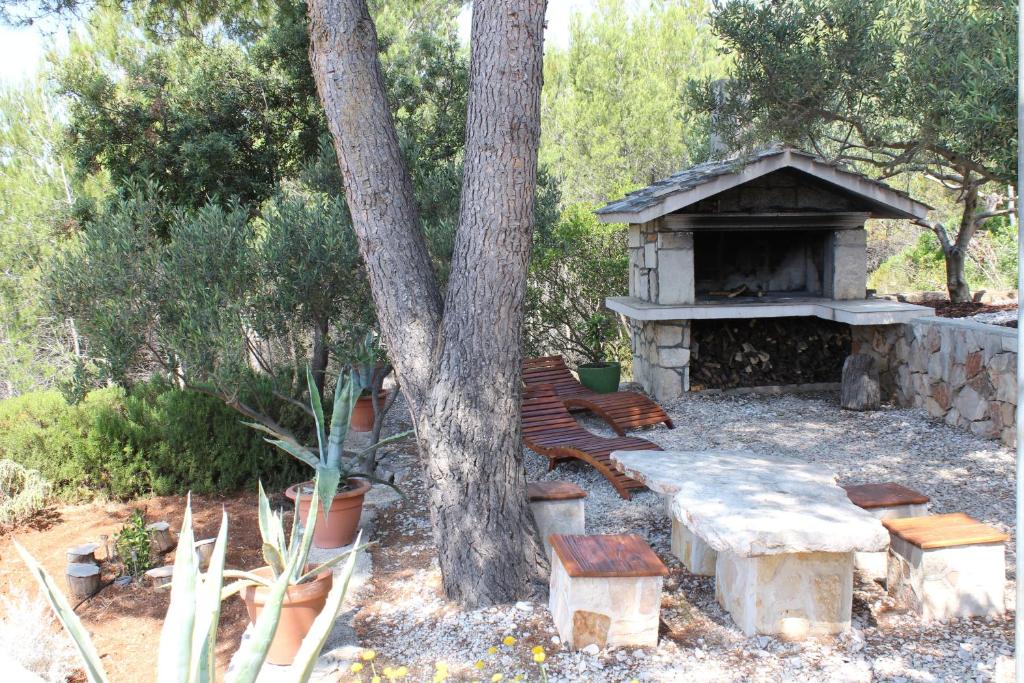 Vonkajšia záhrada v ubytovaní Seaside secluded apartments Zavala, Hvar - 15357