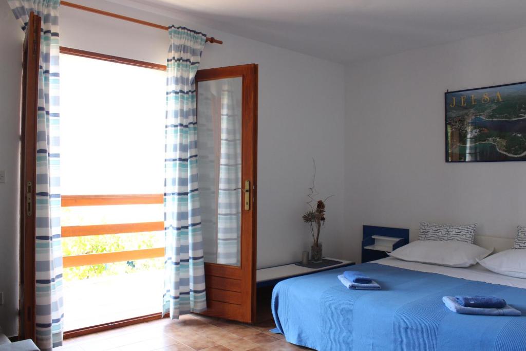 Posteľ alebo postele v izbe v ubytovaní Seaside secluded apartments Zavala, Hvar - 15357