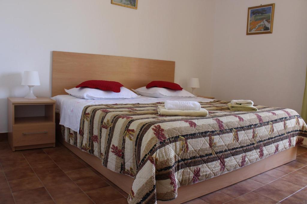 Posteľ alebo postele v izbe v ubytovaní Seaside secluded apartments Zavala, Hvar - 15357