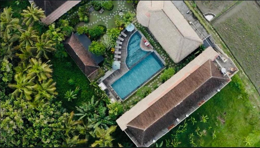 Bazén v ubytování Kailash Suites by Pramana Villas nebo v jeho okolí