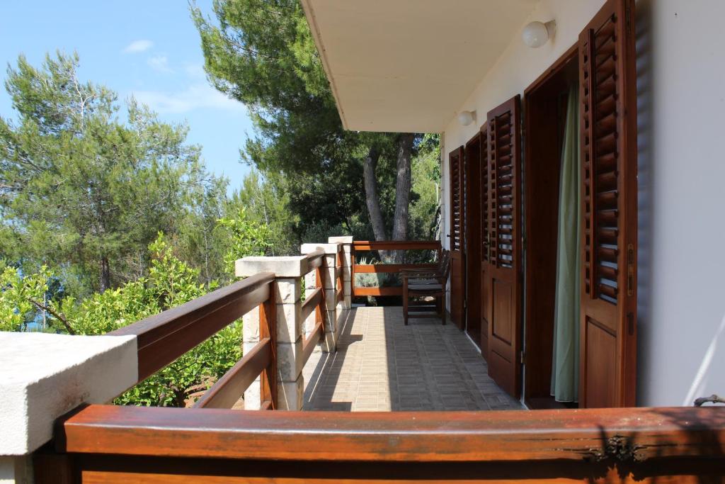 Balkón alebo terasa v ubytovaní Seaside secluded apartments Zavala, Hvar - 15357