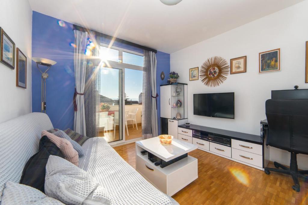 Apartments with parking space Makarska - 15375