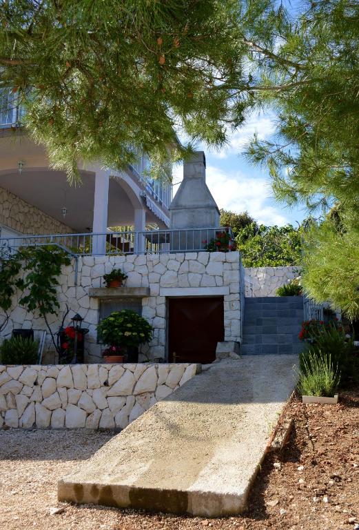 Vonkajšia záhrada v ubytovaní Apartments by the sea Sevid, Trogir - 15404