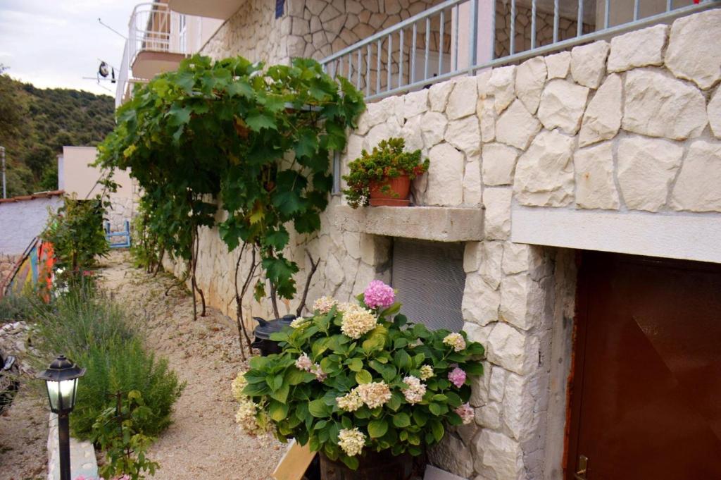 Vonkajšia záhrada v ubytovaní Apartments by the sea Sevid, Trogir - 15404