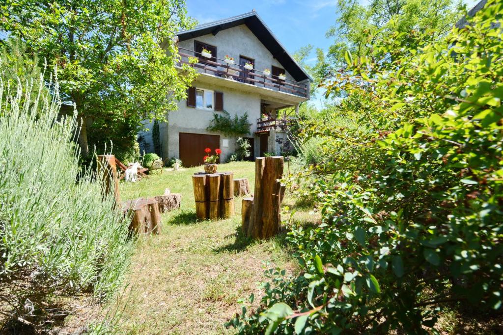 une maison avec une clôture devant elle dans l'établissement Family friendly house with a parking space Kijevo, Zagora - 15414, à Kijevo