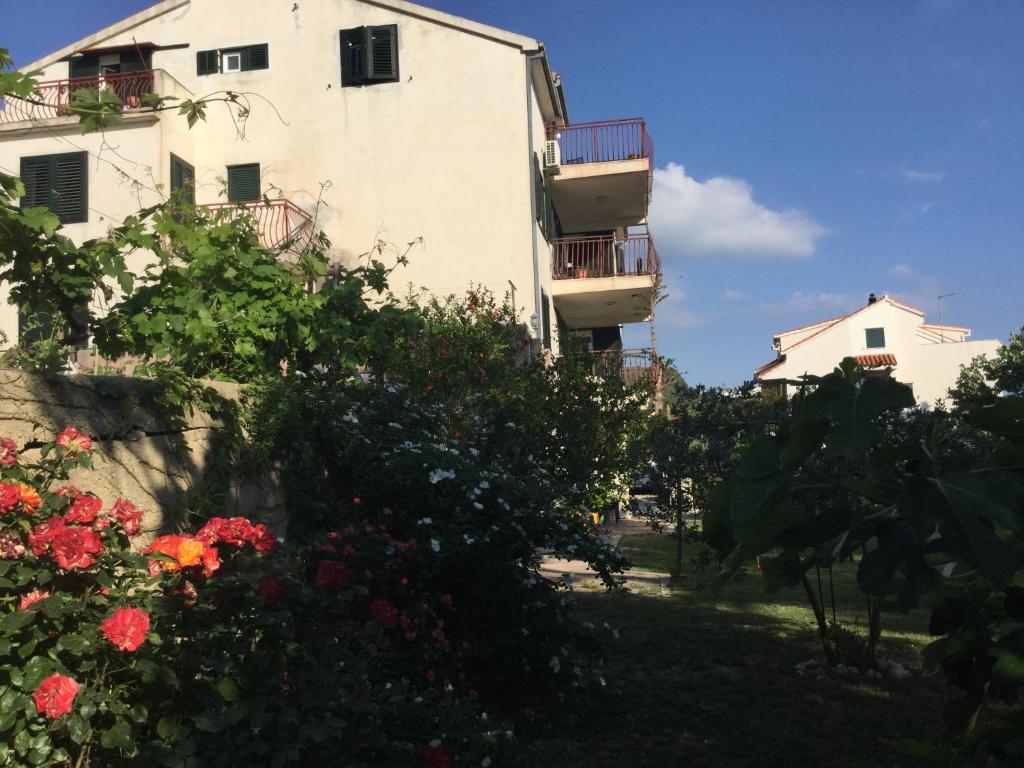 Vonkajšia záhrada v ubytovaní Apartments by the sea Podstrana, Split - 15428