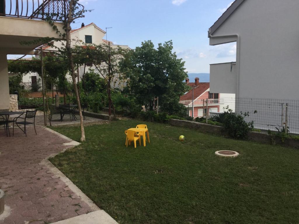 Vonkajšia záhrada v ubytovaní Apartments by the sea Podstrana, Split - 15428