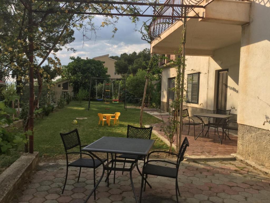 Vonkajšia záhrada v ubytovaní Apartments by the sea Podstrana, Split - 15428
