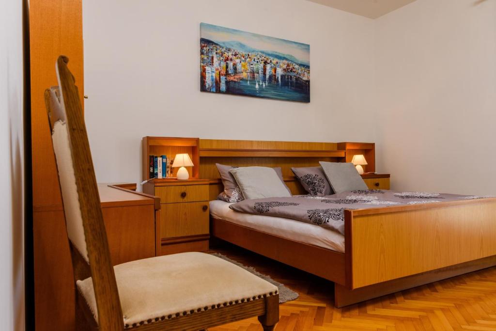 Posteľ alebo postele v izbe v ubytovaní Apartments with a parking space Kastel Kambelovac, Kastela - 15480