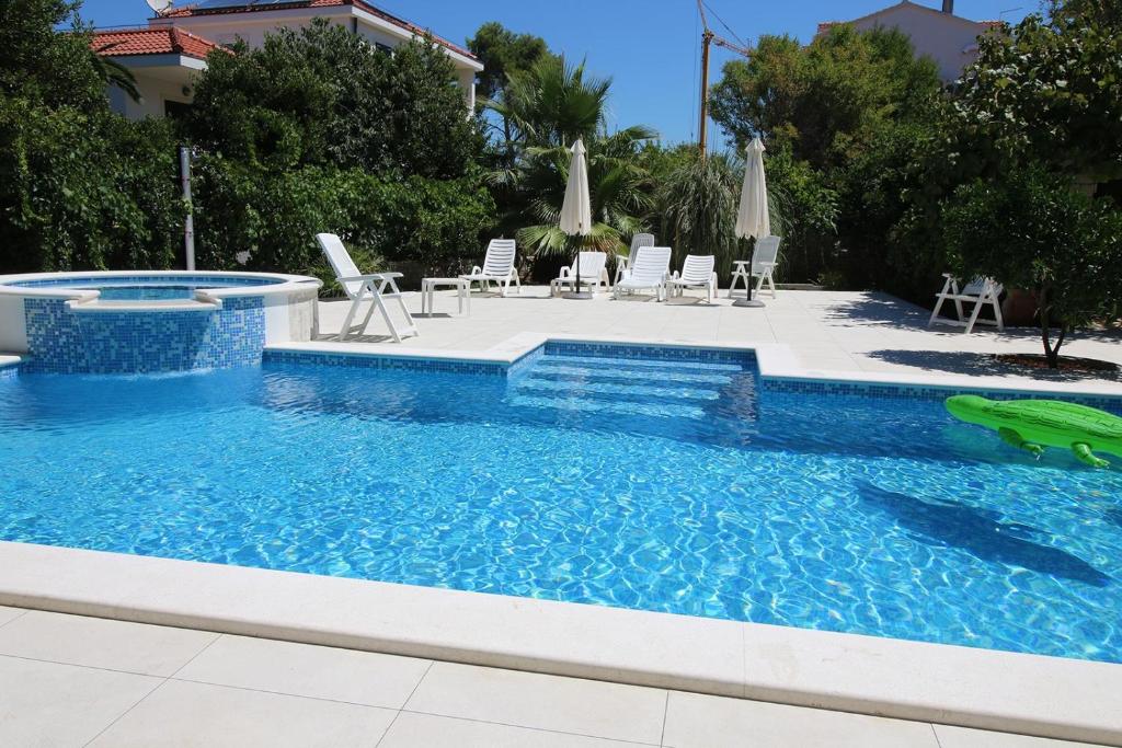 Bazén v ubytovaní Seaside apartments with a swimming pool Sutivan, Brac - 15502 alebo v jeho blízkosti