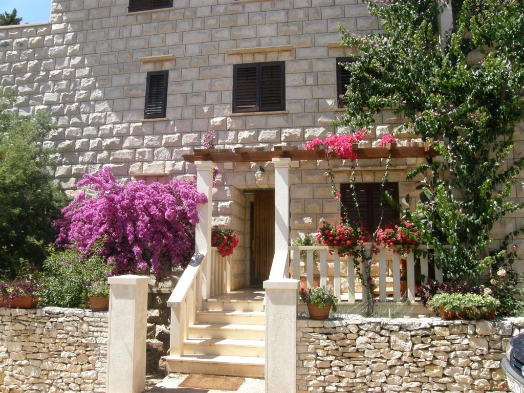 Vonkajšia záhrada v ubytovaní Seaside apartments with a swimming pool Sutivan, Brac - 15502