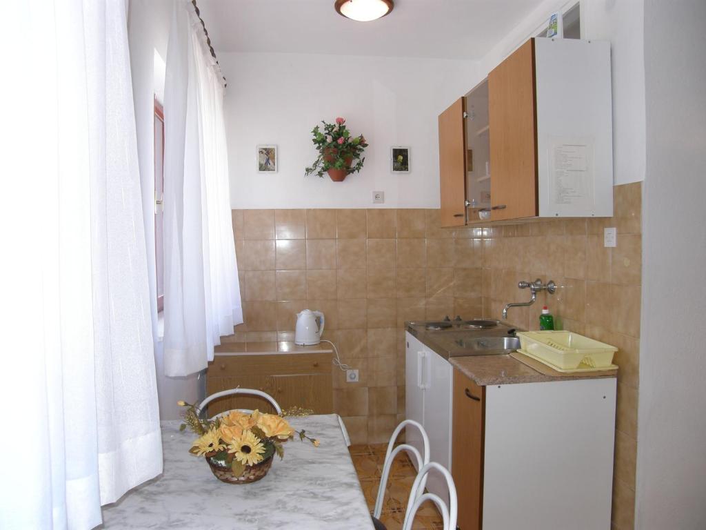Kuchyňa alebo kuchynka v ubytovaní Seaside apartments with a swimming pool Sutivan, Brac - 15502