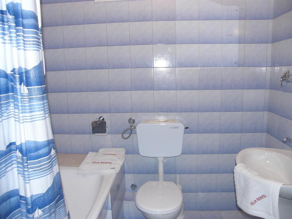 Kúpeľňa v ubytovaní Seaside apartments with a swimming pool Sutivan, Brac - 15502