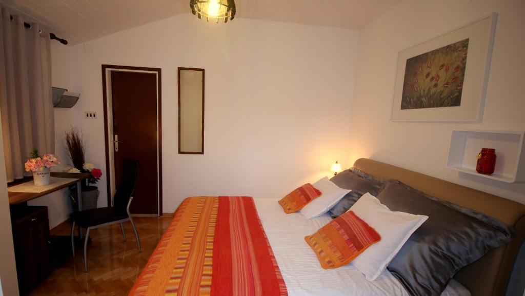 Posteľ alebo postele v izbe v ubytovaní Seaside apartments with a swimming pool Sutivan, Brac - 15502