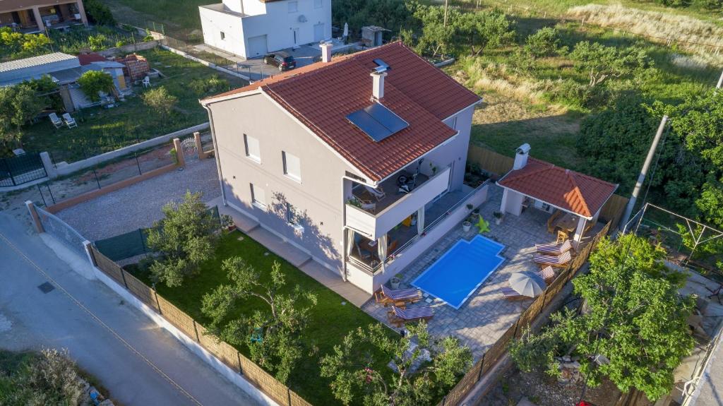 z góry widok na dom z basenem w obiekcie Family friendly house with a swimming pool Kastel Stari, Kastela - 15531 w mieście Kaštela