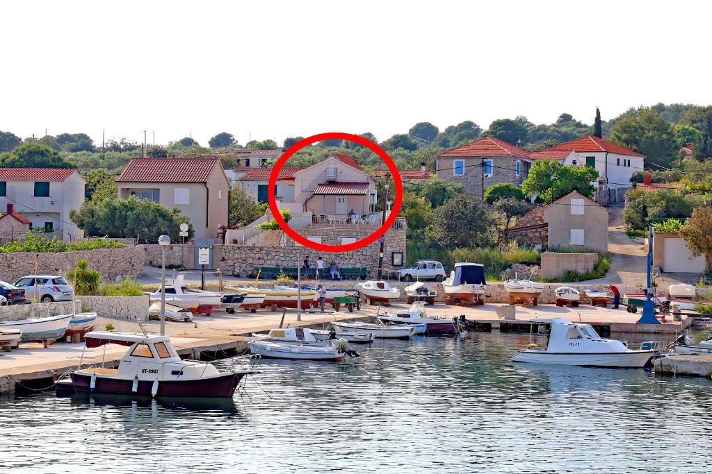 un grupo de barcos están atracados en un puerto deportivo en Apartments by the sea Drvenik Mali (Drvenik) - 15535 en Mali Drvenik