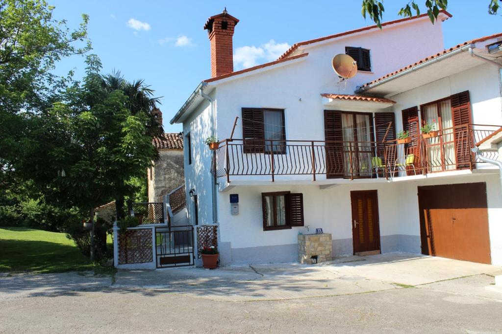 Το κτήριο όπου στεγάζεται  το διαμέρισμα