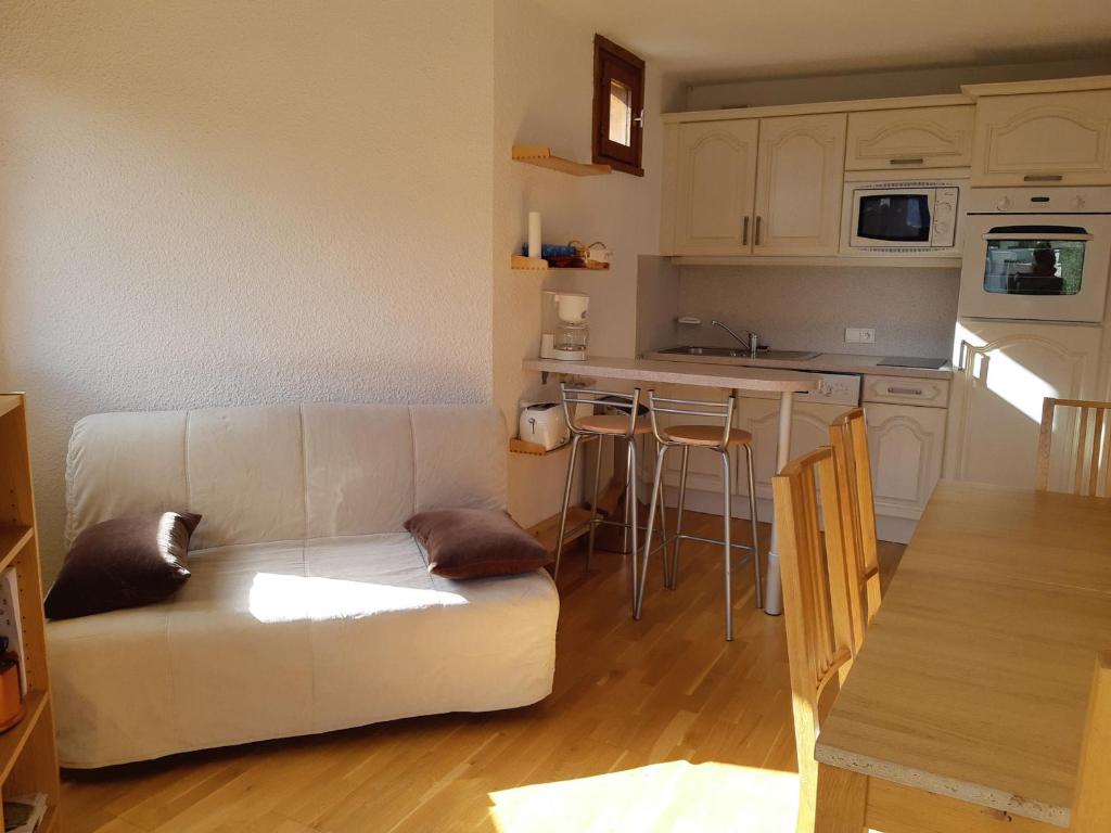 een woonkamer met een witte bank en een keuken bij Appartement Les Deux Alpes, 2 pièces, 6 personnes - FR-1-516-182 in Les Deux Alpes