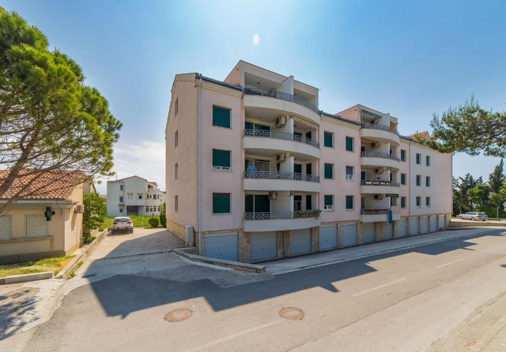 un immeuble situé sur le côté d'une rue dans l'établissement Apartments with a parking space Kastel Gomilica, Kastela - 15563, à Kaštela