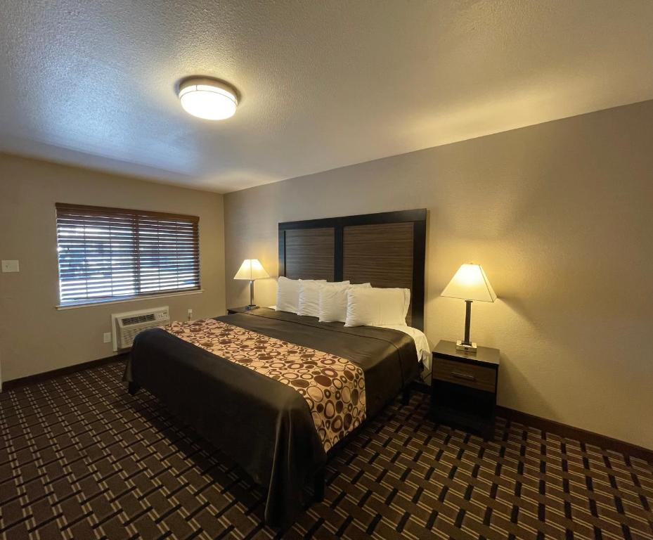 Cette chambre comprend un grand lit et une fenêtre. dans l'établissement Beverly Lodge, à South Lake Tahoe