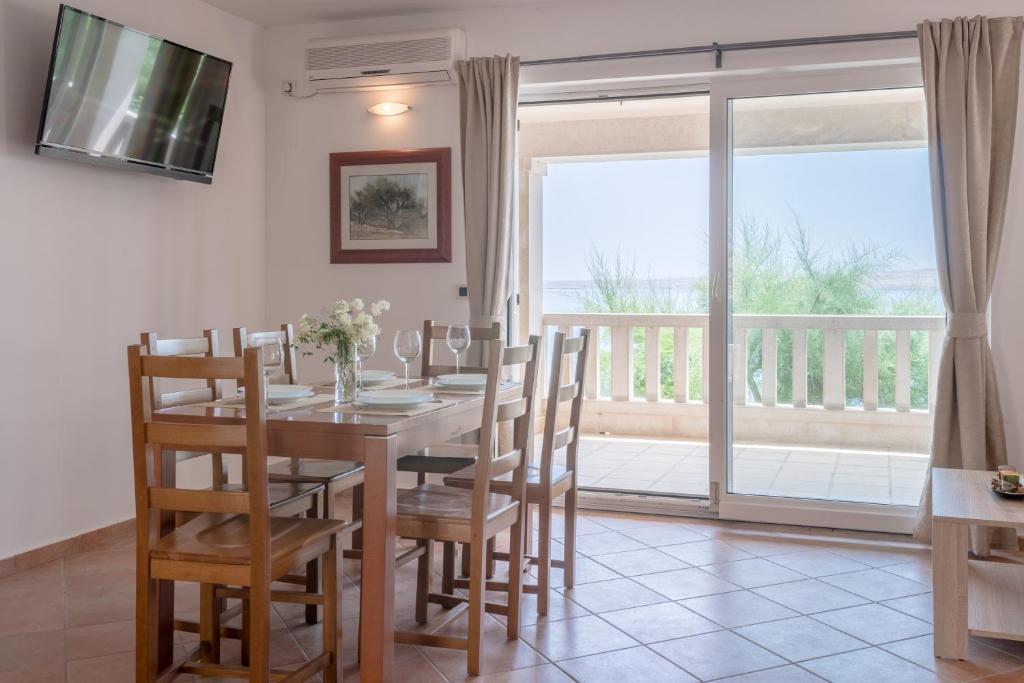 Fotografia z galérie ubytovania Apartments by the sea Baric Draga, Karlobag - 15583 v destinácii Barić Draga