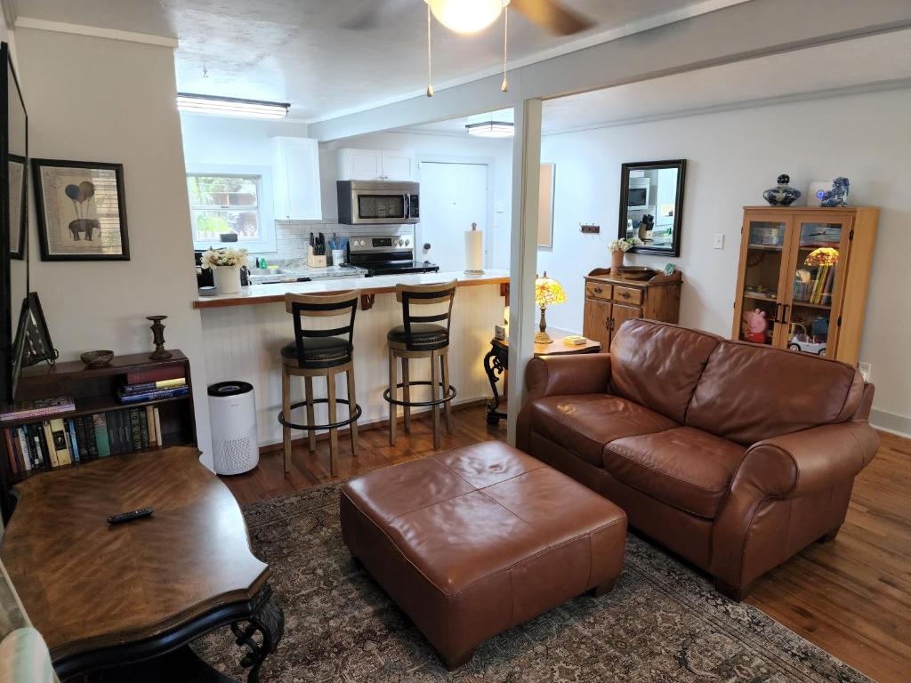 - un salon avec un canapé et une table dans l'établissement Cozy Hideaway in the Duck Pond area of Gainesville, à Gainesville