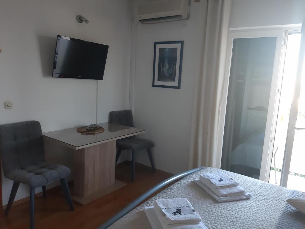 a bedroom with a bed and a desk and a television at Studio Gradac 15642b in Gradac