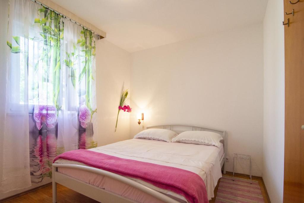 Llit o llits en una habitació de Apartments by the sea Okrug Donji, Ciovo - 15655