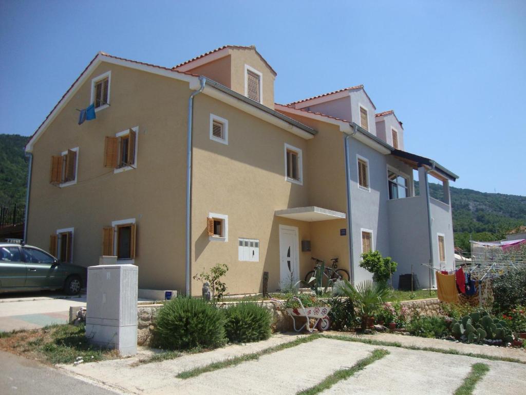 ein Haus mit einem davor geparkt in der Unterkunft Apartments with a parking space Cres - 15672 in Cres