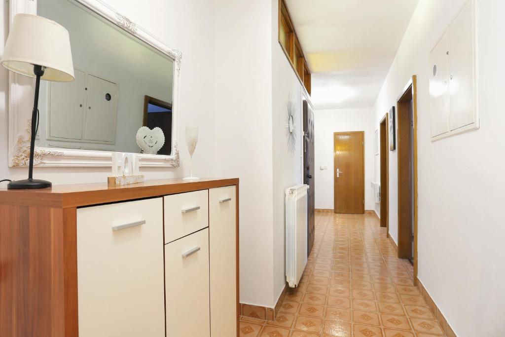 Apartments with a parking space Kastel Stafilic, Kastela - 15675 tesisinde bir banyo