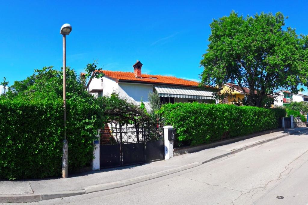 Apartments with a parking space Pula - 15678