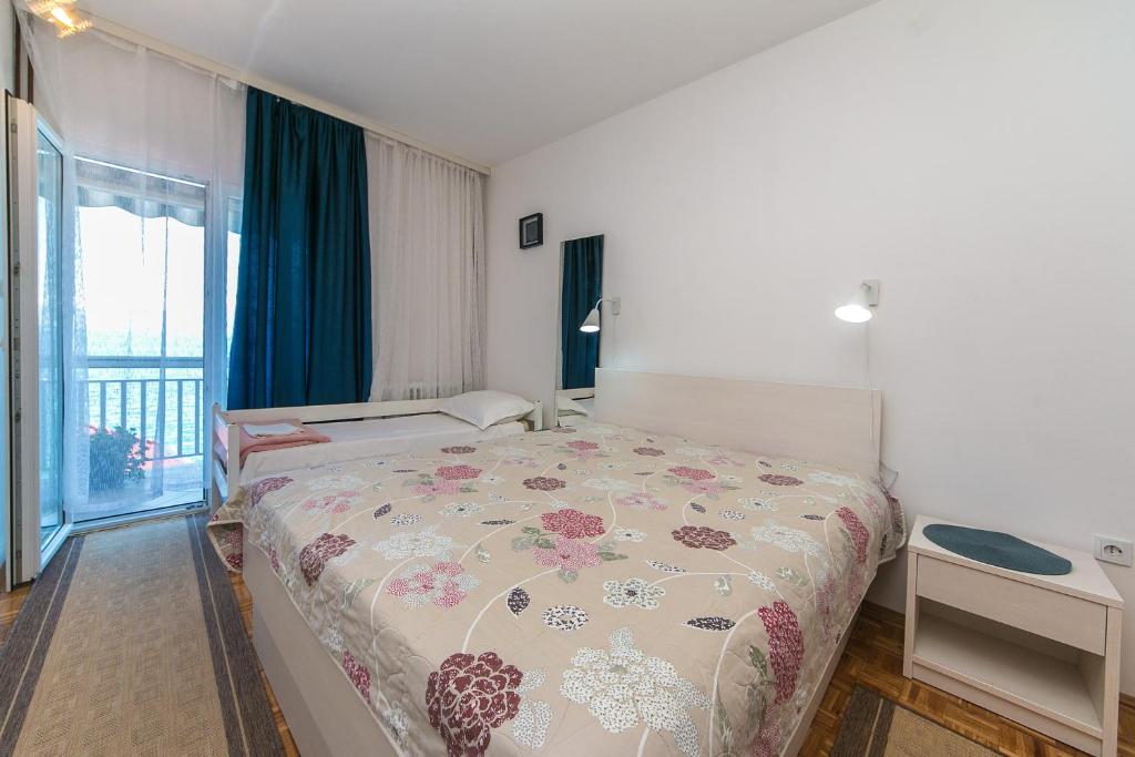 Postel nebo postele na pokoji v ubytování Apartments by the sea Brist, Makarska - 15714