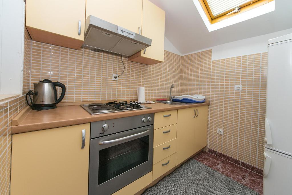 Kuchyň nebo kuchyňský kout v ubytování Apartments by the sea Brist, Makarska - 15714