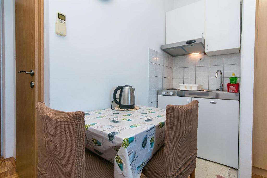 Kuchyň nebo kuchyňský kout v ubytování Apartments by the sea Brist, Makarska - 15714