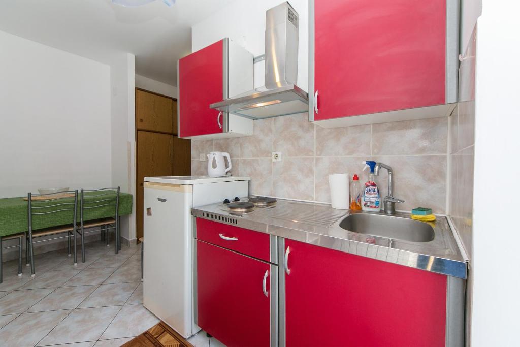 Kuchyň nebo kuchyňský kout v ubytování Apartments by the sea Brist, Makarska - 15714