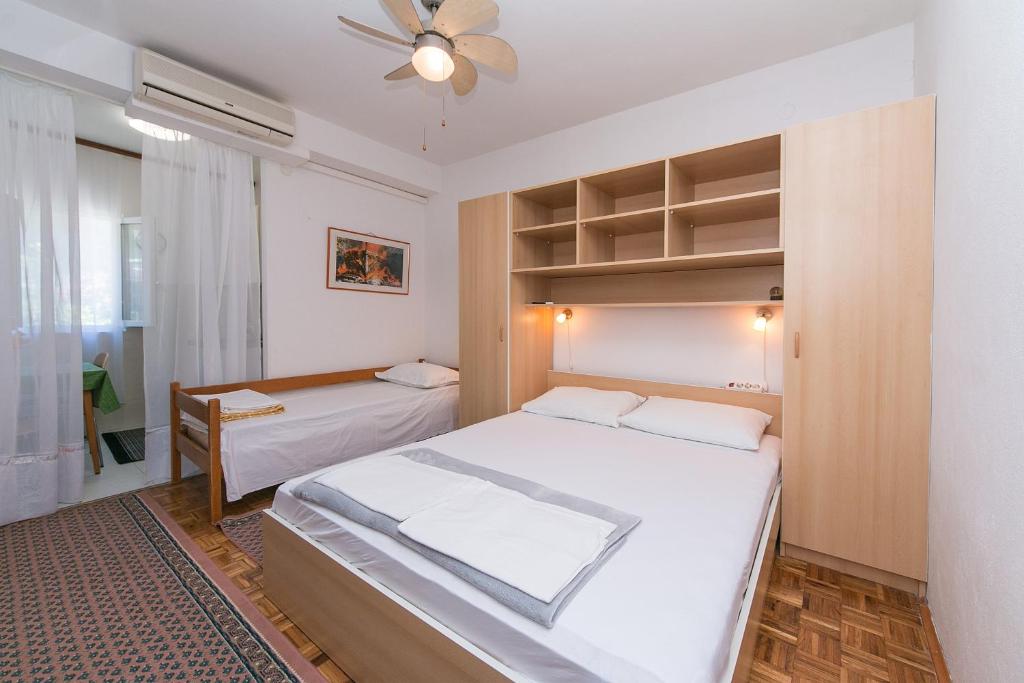 Postel nebo postele na pokoji v ubytování Apartments by the sea Brist, Makarska - 15714