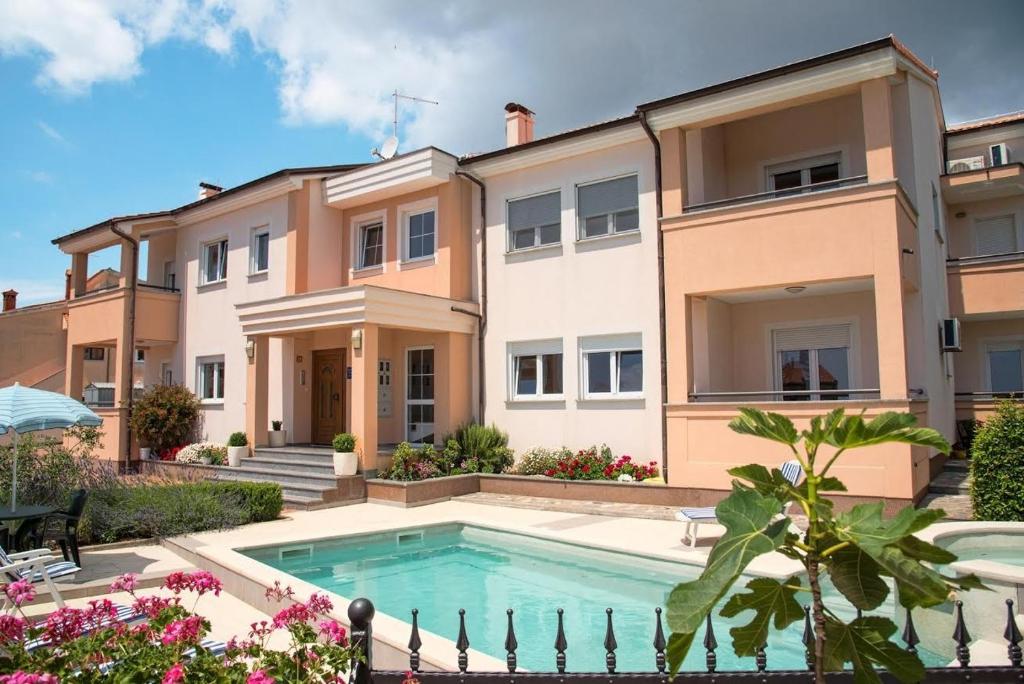 Πισίνα στο ή κοντά στο Family friendly apartments with a swimming pool Vinkuran, Pula - 15736