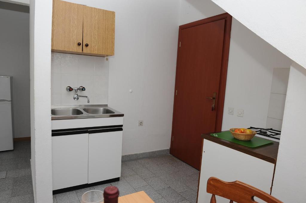 Kuchyň nebo kuchyňský kout v ubytování Apartments with parking spaces Podaca, Makarska - 15748