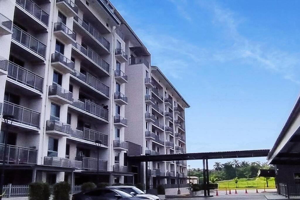 un gran edificio de apartamentos con un coche aparcado delante de él en Apartamento de 1 recamara en Panama Pacifico, en ArraijÃ¡n