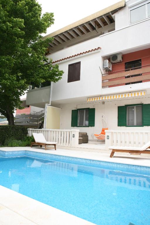 Family friendly apartments with a swimming pool Kastel Luksic, Kastela - 15773