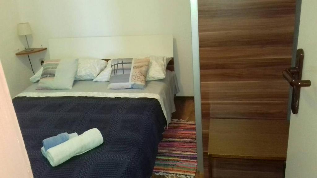 małą sypialnię z łóżkiem z niebieskim kocem w obiekcie Apartments by the sea Crnja Luka, Korcula - 15978 w mieście Blato