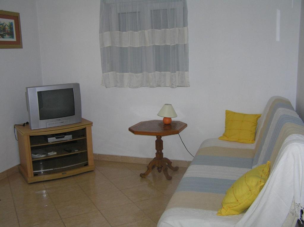 TV a/nebo společenská místnost v ubytování Apartment Supetarska Draga - Donja 15999b