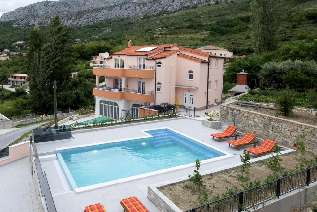 Fotografie z fotogalerie ubytování Family friendly apartments with a swimming pool Klis, Split - 16005 v destinaci Klis